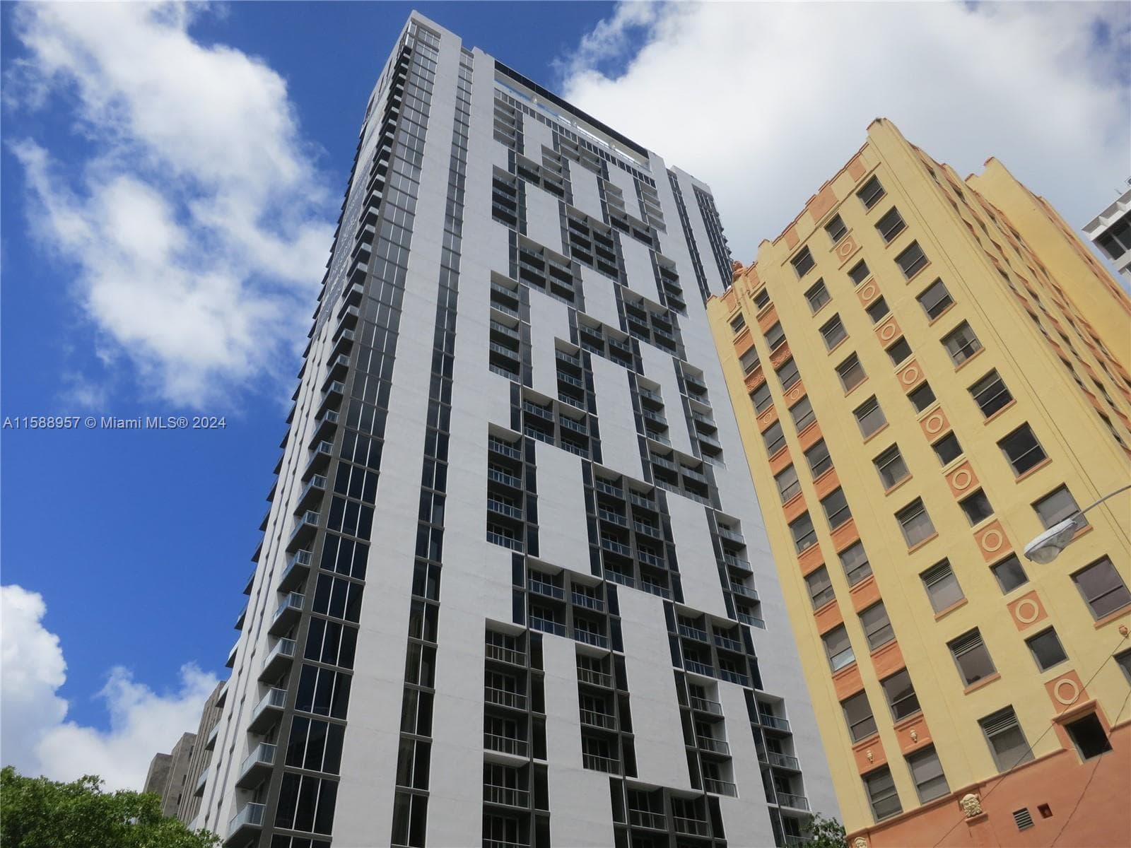 151 SE 1 St # 1704, Miami FL 33131 — 1
