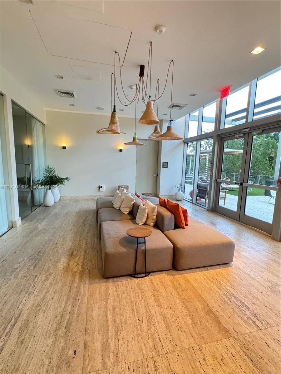 16385 Biscayne Blvd # 2421, North Miami Beach FL 33160 — 30