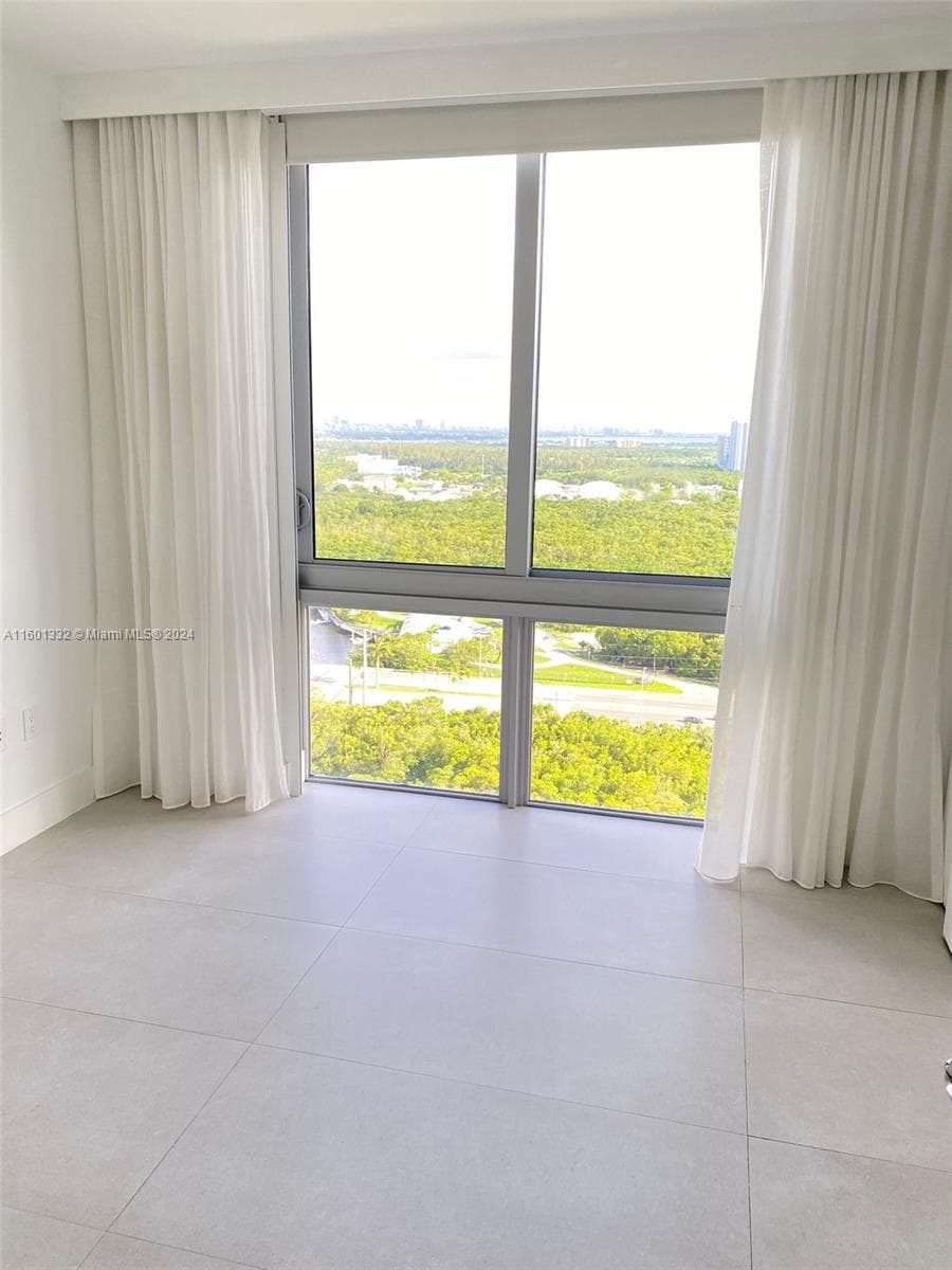 16385 Biscayne Blvd # 2421, North Miami Beach FL 33160 — 15