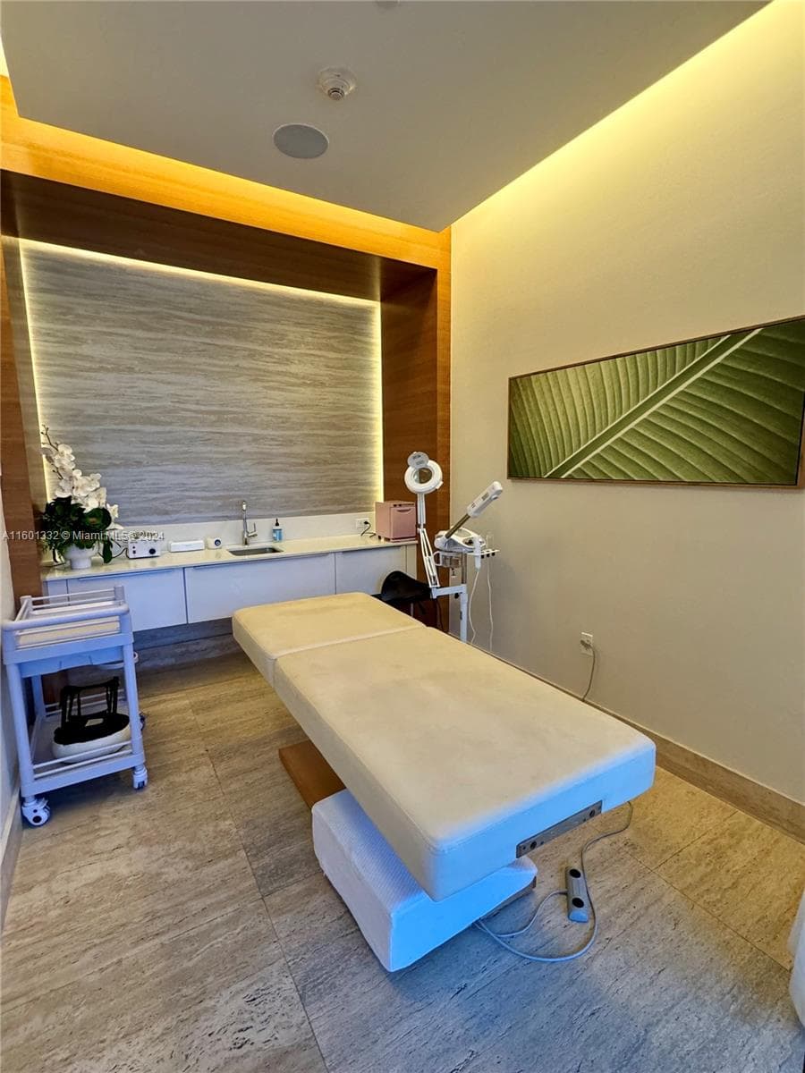 16385 Biscayne Blvd # 2421, North Miami Beach FL 33160 — 31