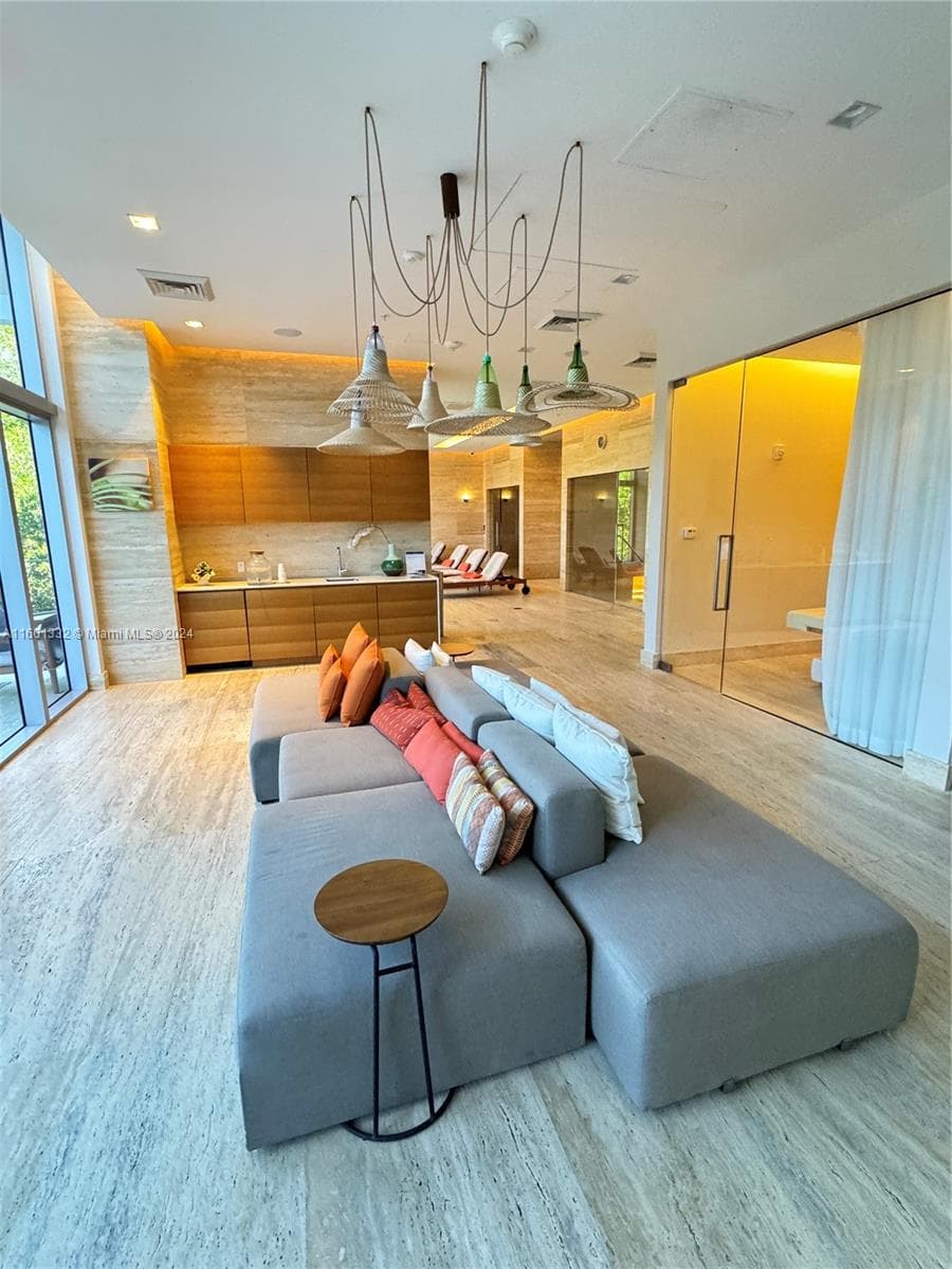 16385 Biscayne Blvd # 2421, North Miami Beach FL 33160 — 29