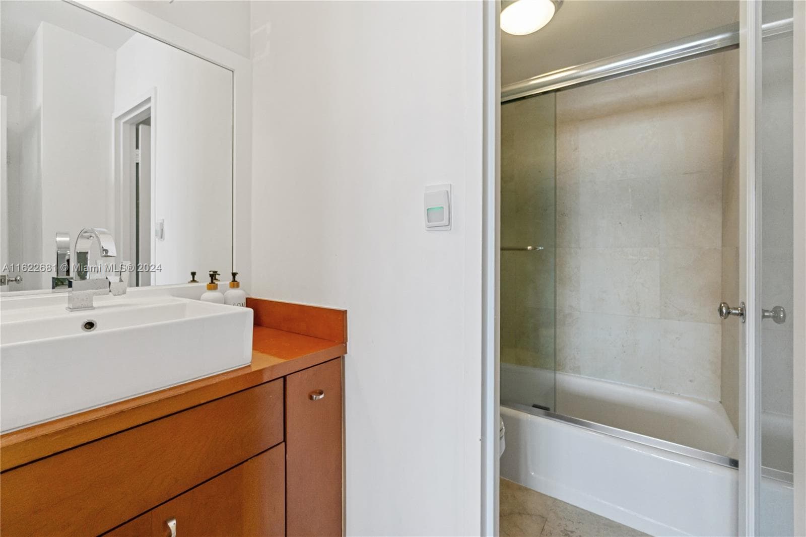 100 Lincoln Rd # 1422, Miami Beach FL 33139 — 21