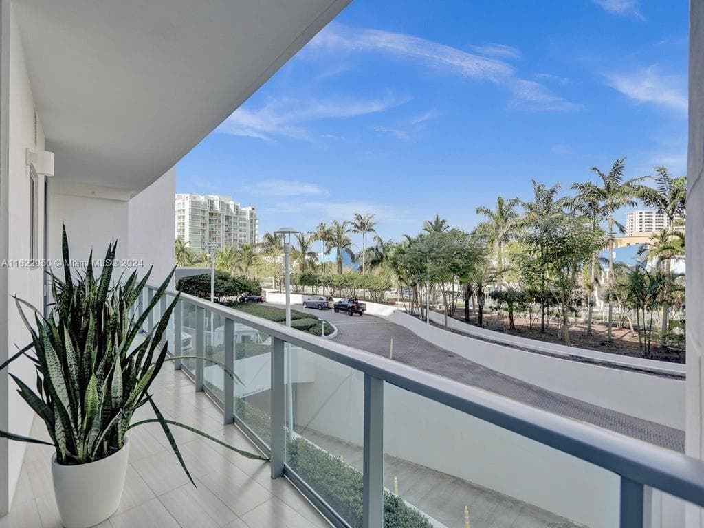 3250 NE 188th St # 207, Aventura FL 33180 — 82