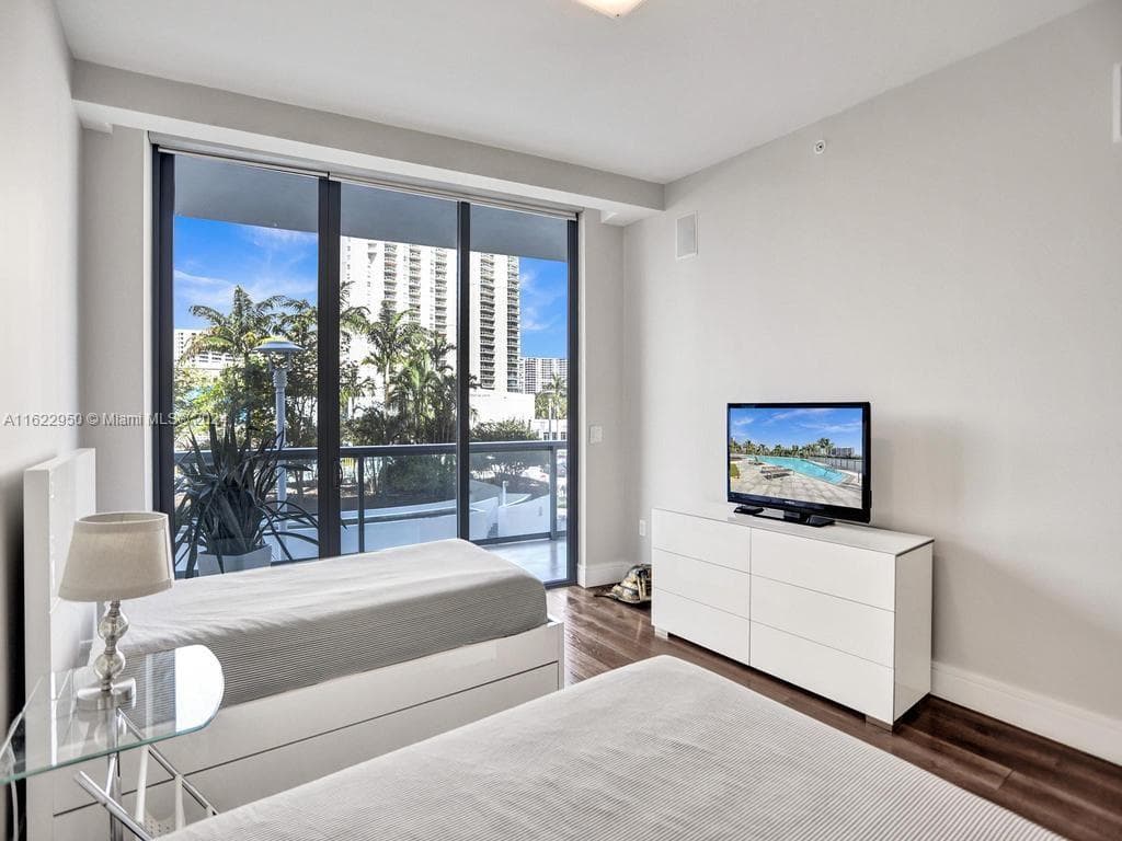 3250 NE 188th St # 207, Aventura FL 33180 — 70