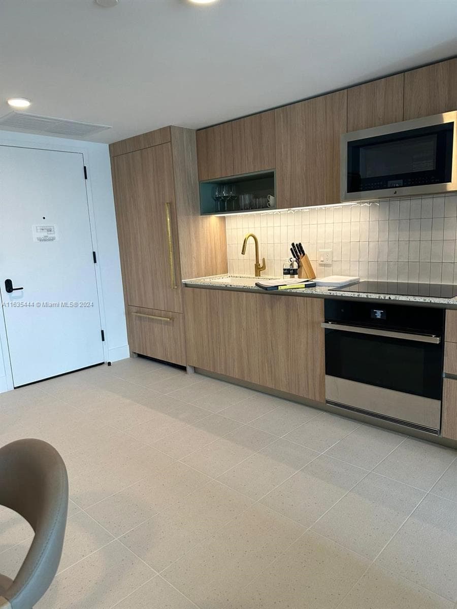 159 NE 6 th Street # 3513, Miami FL 33132 — 7