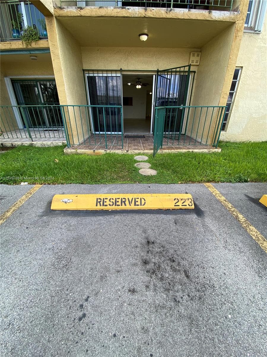 4525 W 20 AV # 123, Hialeah FL 33012 — 3