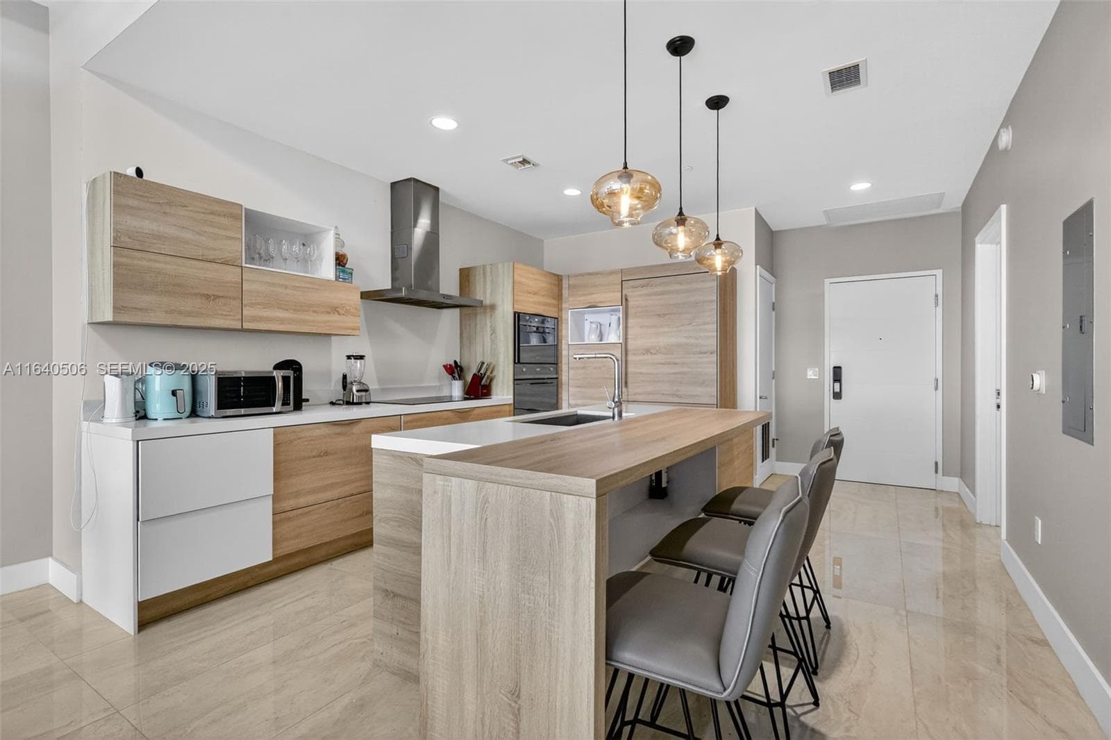 16385 Biscayne Blvd, North Miami Beach FL 33160 — 17