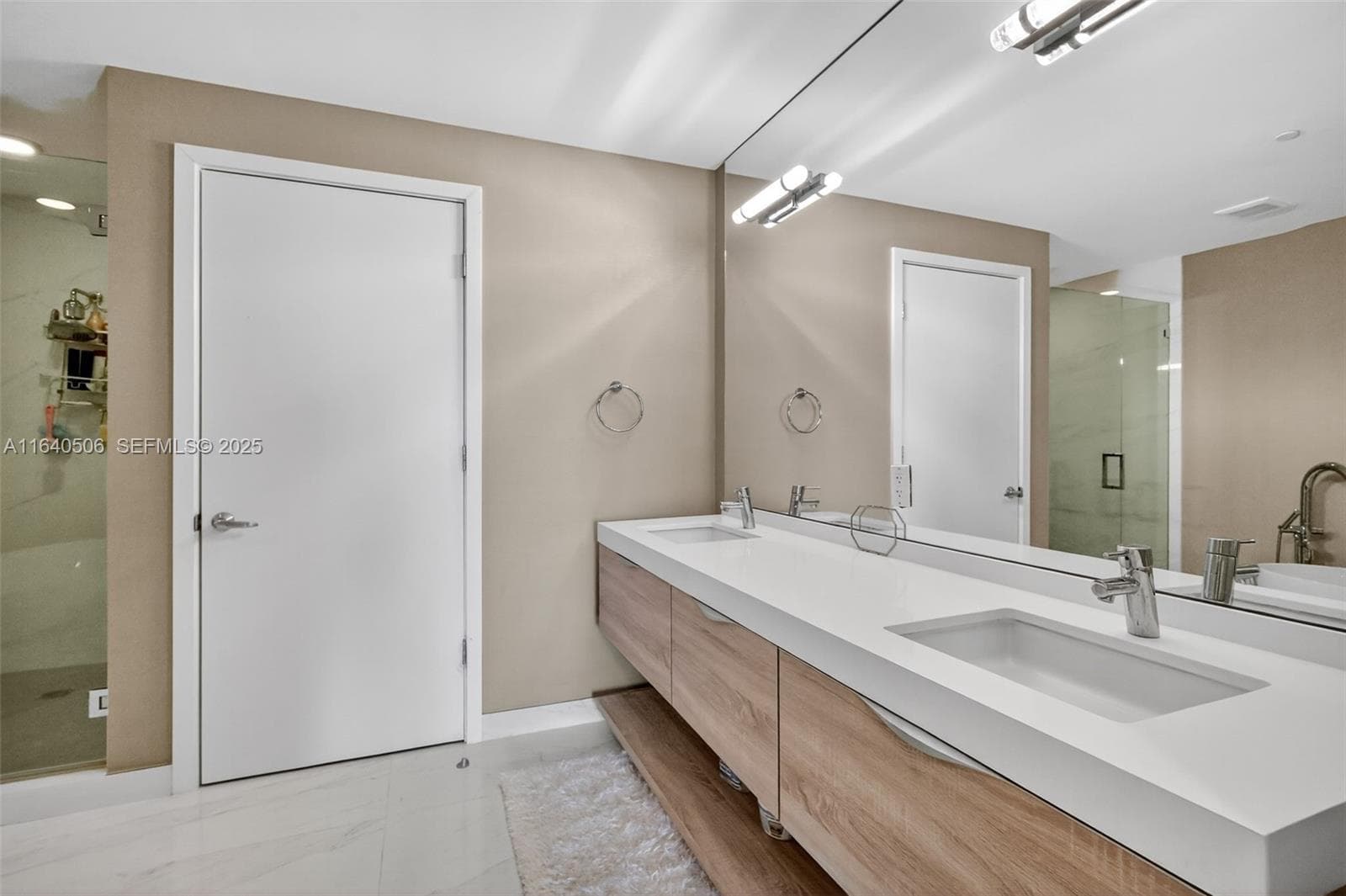 16385 Biscayne Blvd, North Miami Beach FL 33160 — 33