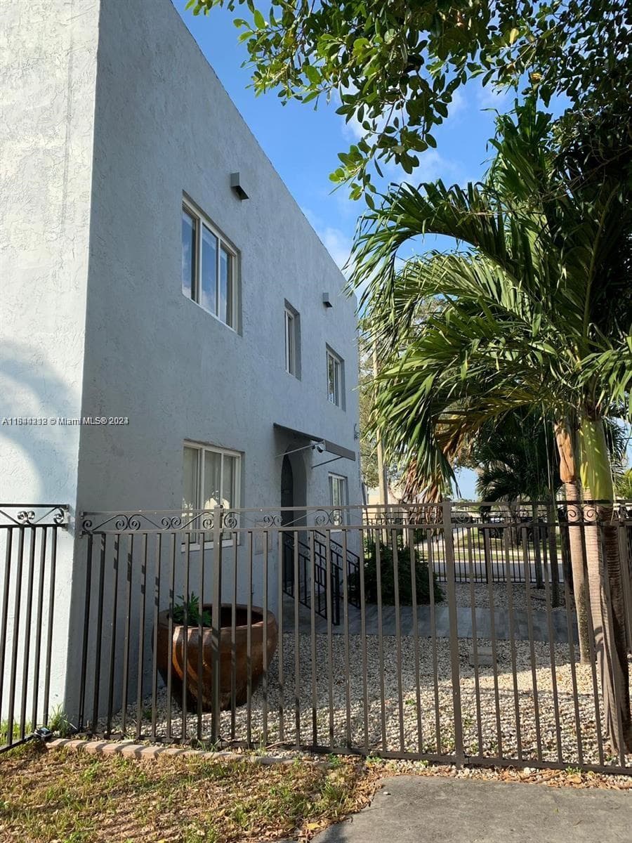 2500 NE 192nd St, Miami FL 33180 — 13