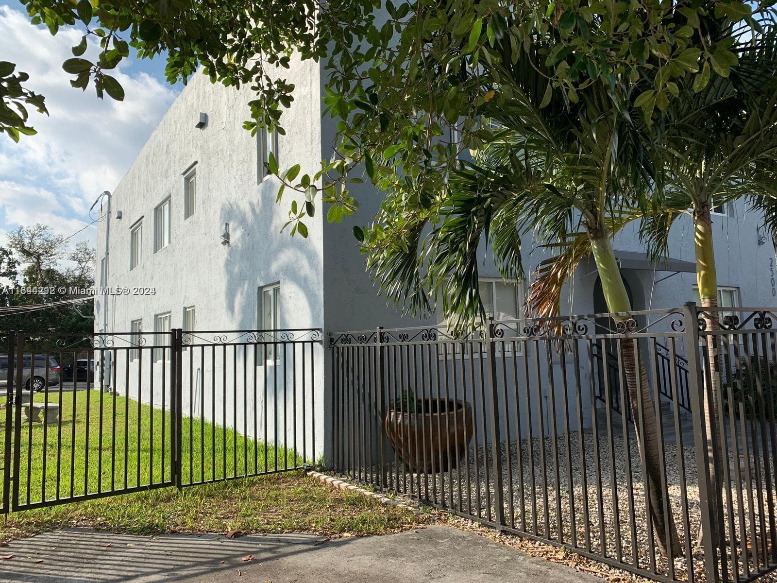 2500 NE 192nd St, Miami FL 33180 — 12