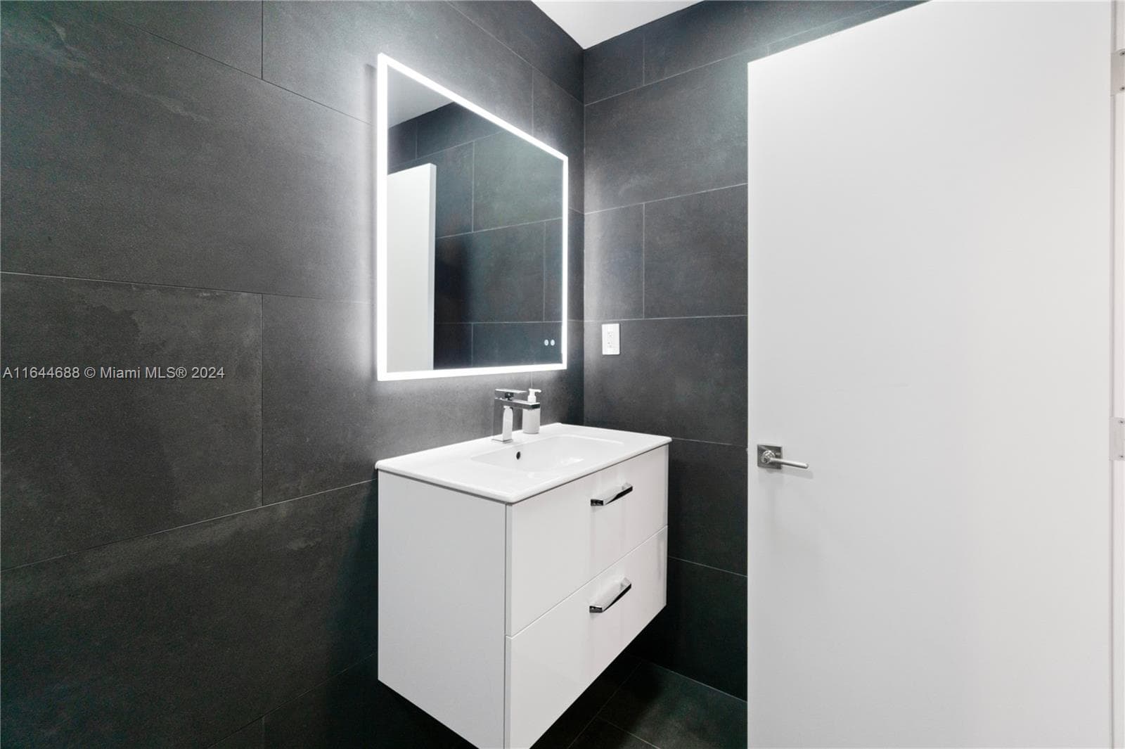100 Lincoln Rd # 1104, Miami Beach FL 33139 — 11