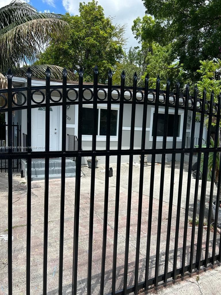 7710 NE 1st Ct, Miami FL 33138 — 10