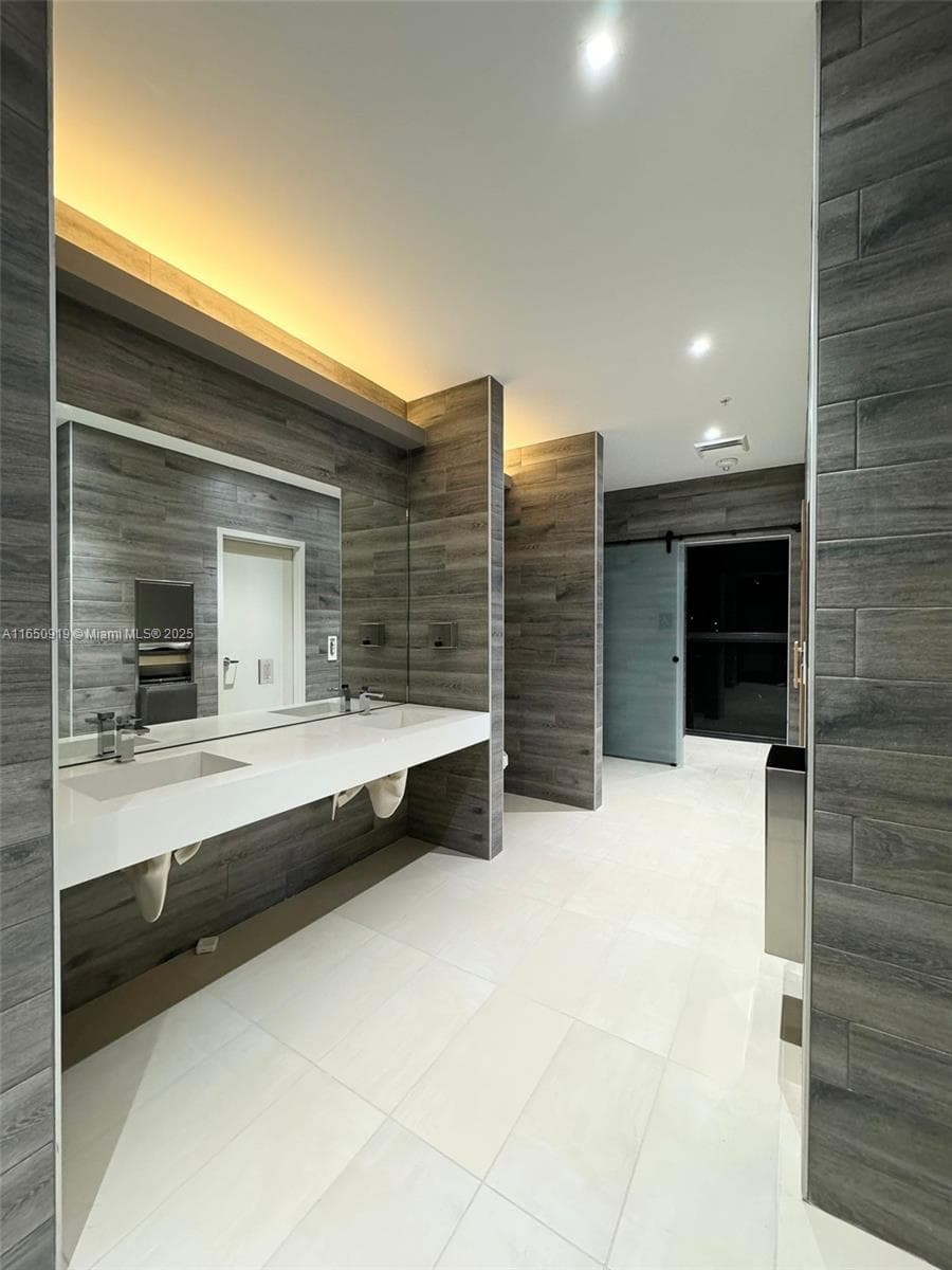1642 NE 1st Ave # 2409, Miami FL 33132 — 8