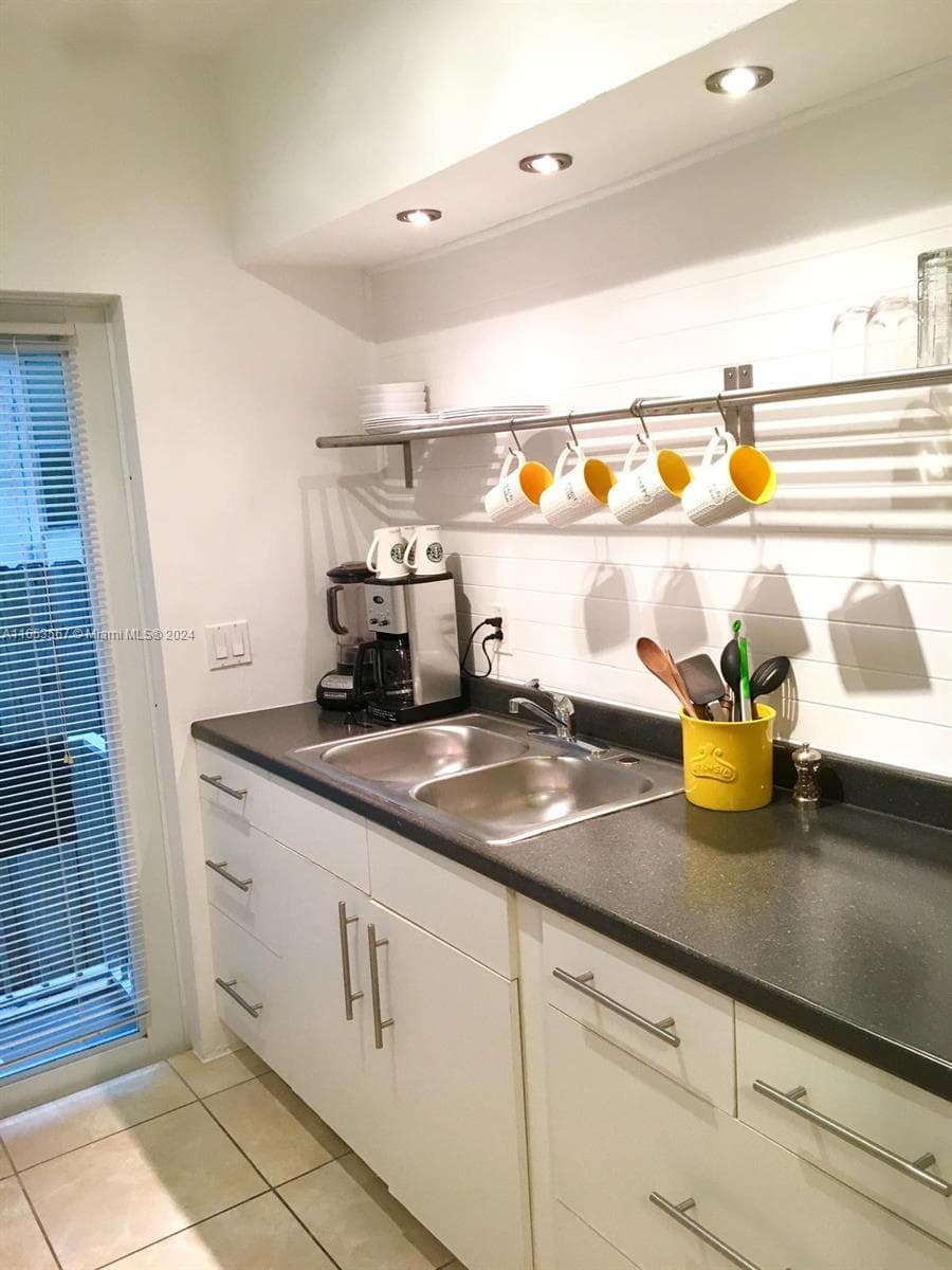 1228 Pennsylvania Ave # 3, Miami Beach FL 33139 — 12
