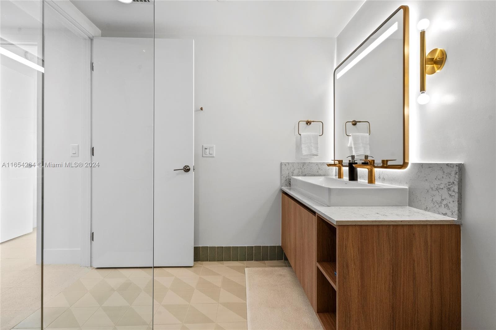601 NE 1st Ave # 2905, Miami FL 33132 — 24