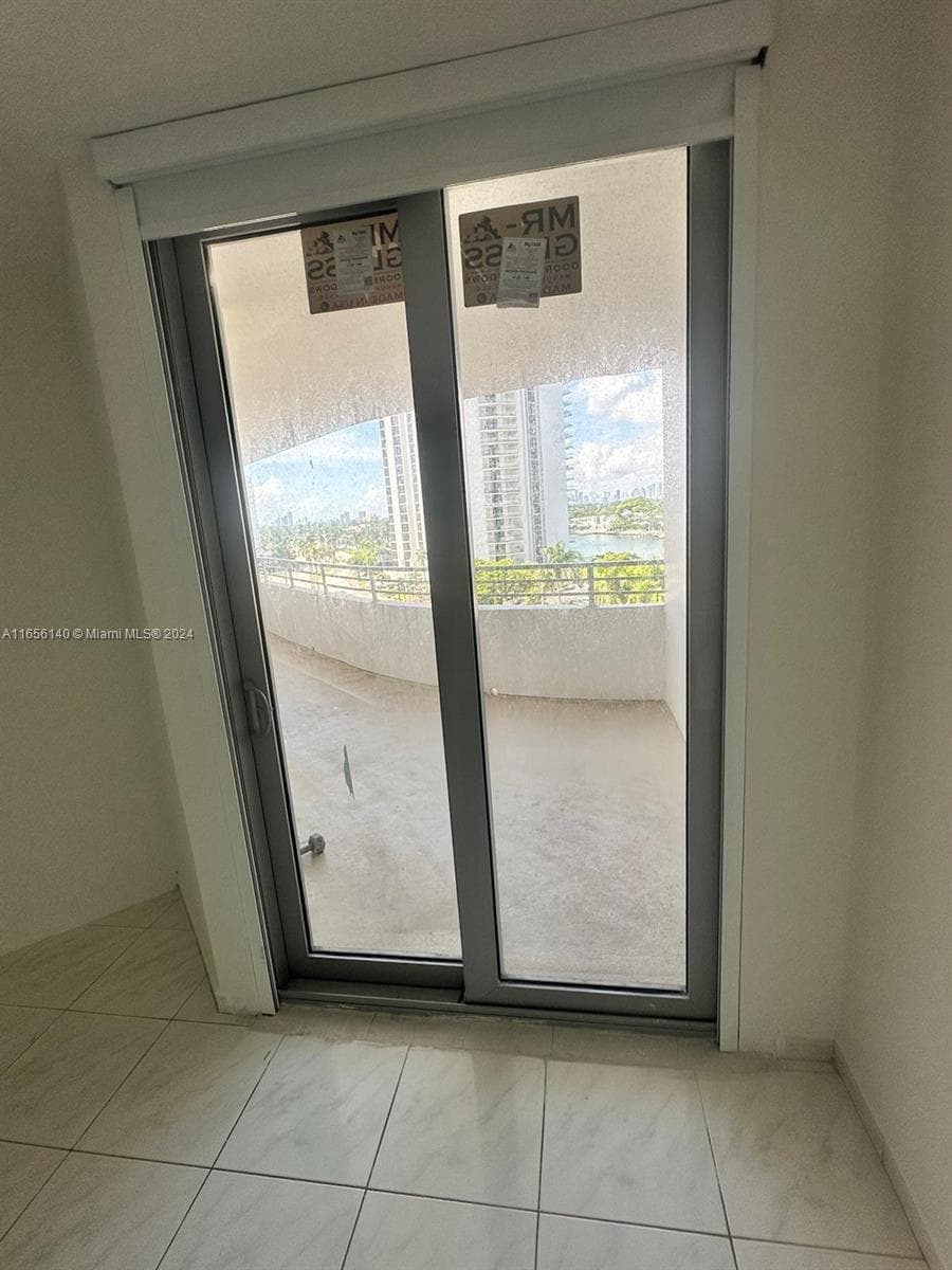 5555 Collins Ave # 8Z, Miami Beach FL 33140 — 18