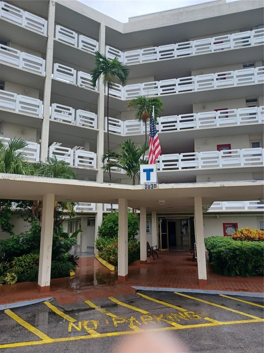 3030 Marcos Dr # T304, Aventura FL 33160 — 1