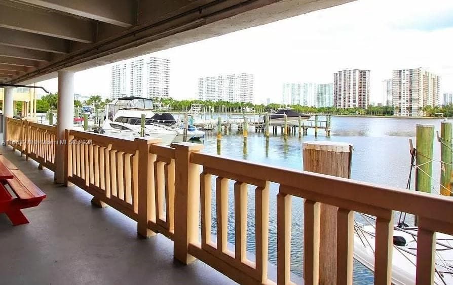 18061 Biscayne Blvd # 702, Aventura FL 33160 — 33