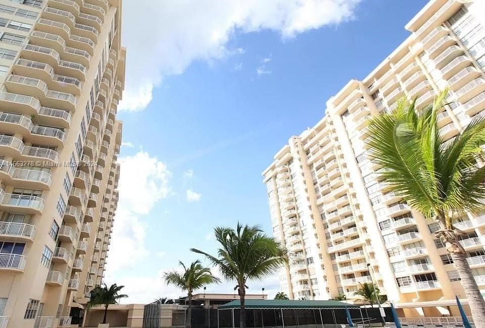 18061 Biscayne Blvd # 702, Aventura FL 33160 — 31