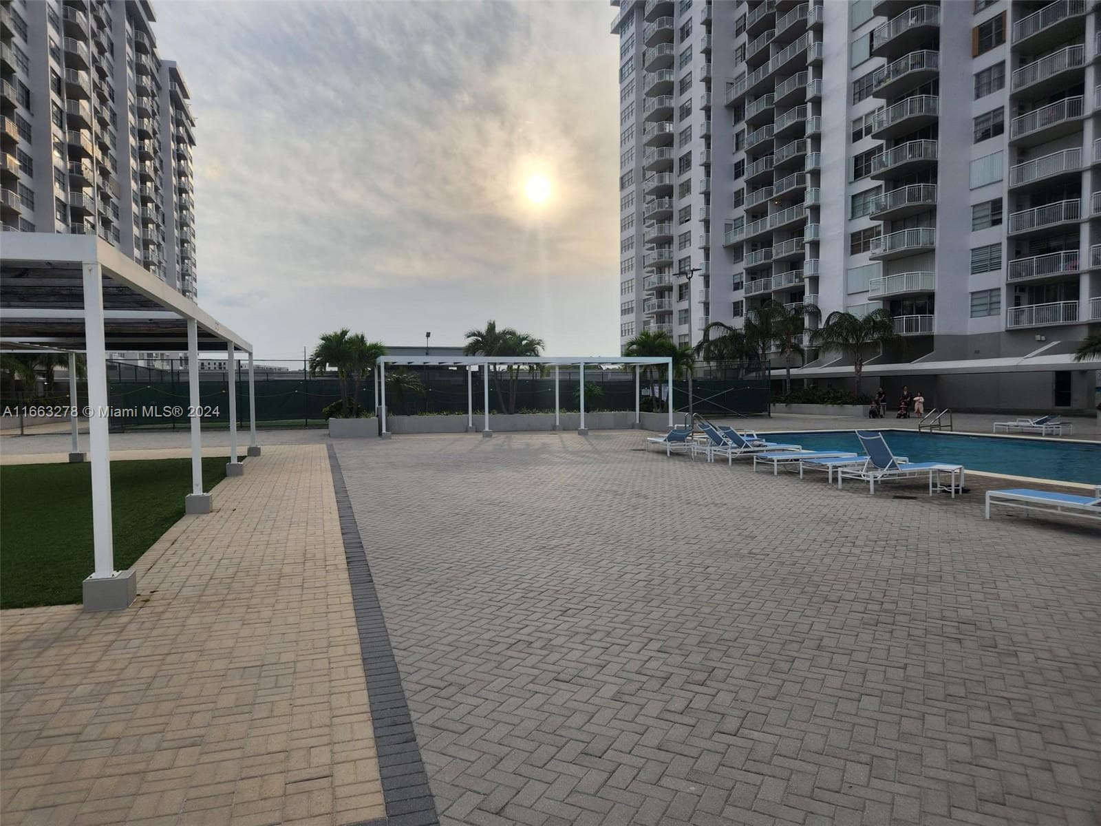 18061 Biscayne Blvd # 702, Aventura FL 33160 — 25