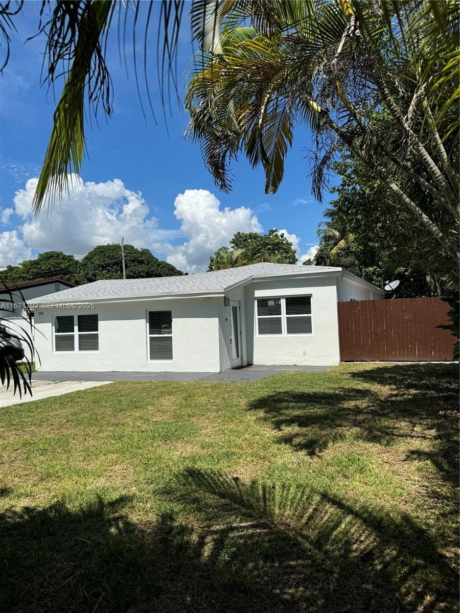 1829 NE 176th St, North Miami Beach FL 33162 — 2