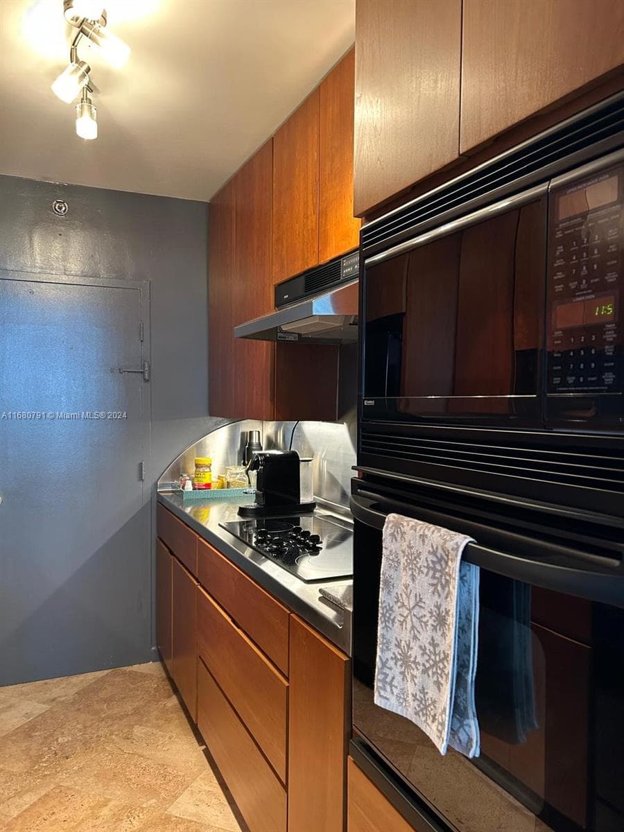 100 Lincoln Rd # 608, Miami Beach FL 33139 — 23