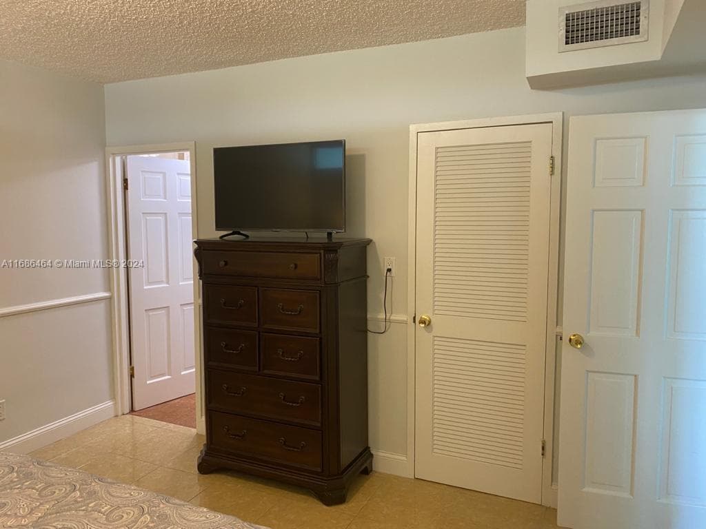 5401 Collins Ave # 412, Miami Beach FL 33140 — 28