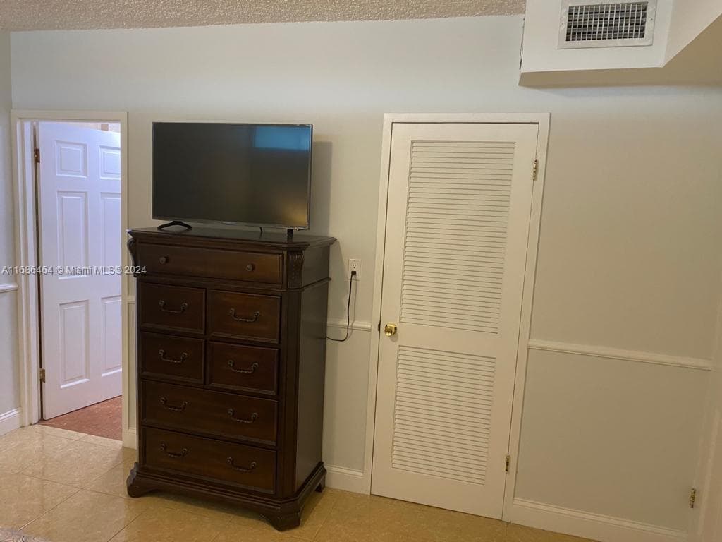 5401 Collins Ave # 412, Miami Beach FL 33140 — 29