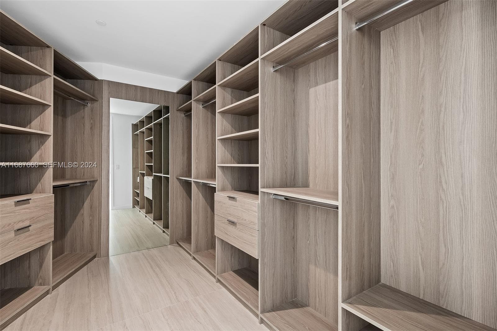 851 NE 1st Ave # 5700, Miami FL 33132 — 17