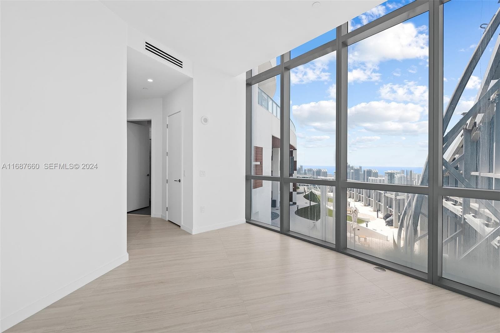 851 NE 1st Ave # 5700, Miami FL 33132 — 57