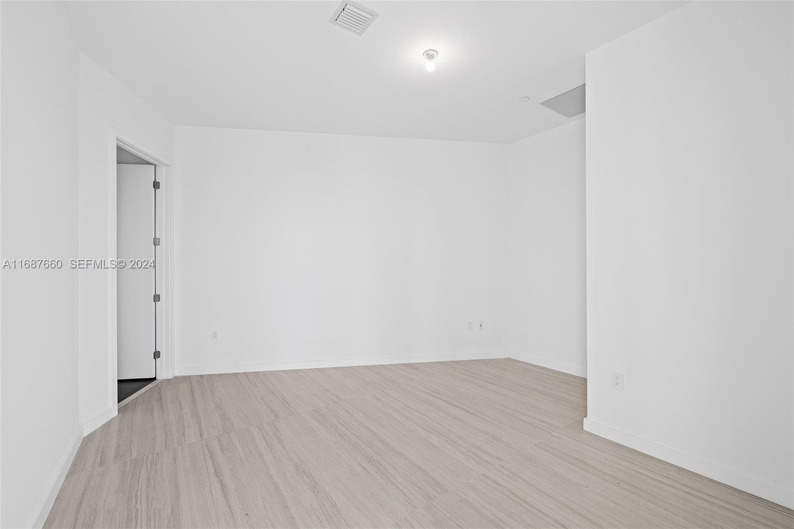 851 NE 1st Ave # 5700, Miami FL 33132 — 33
