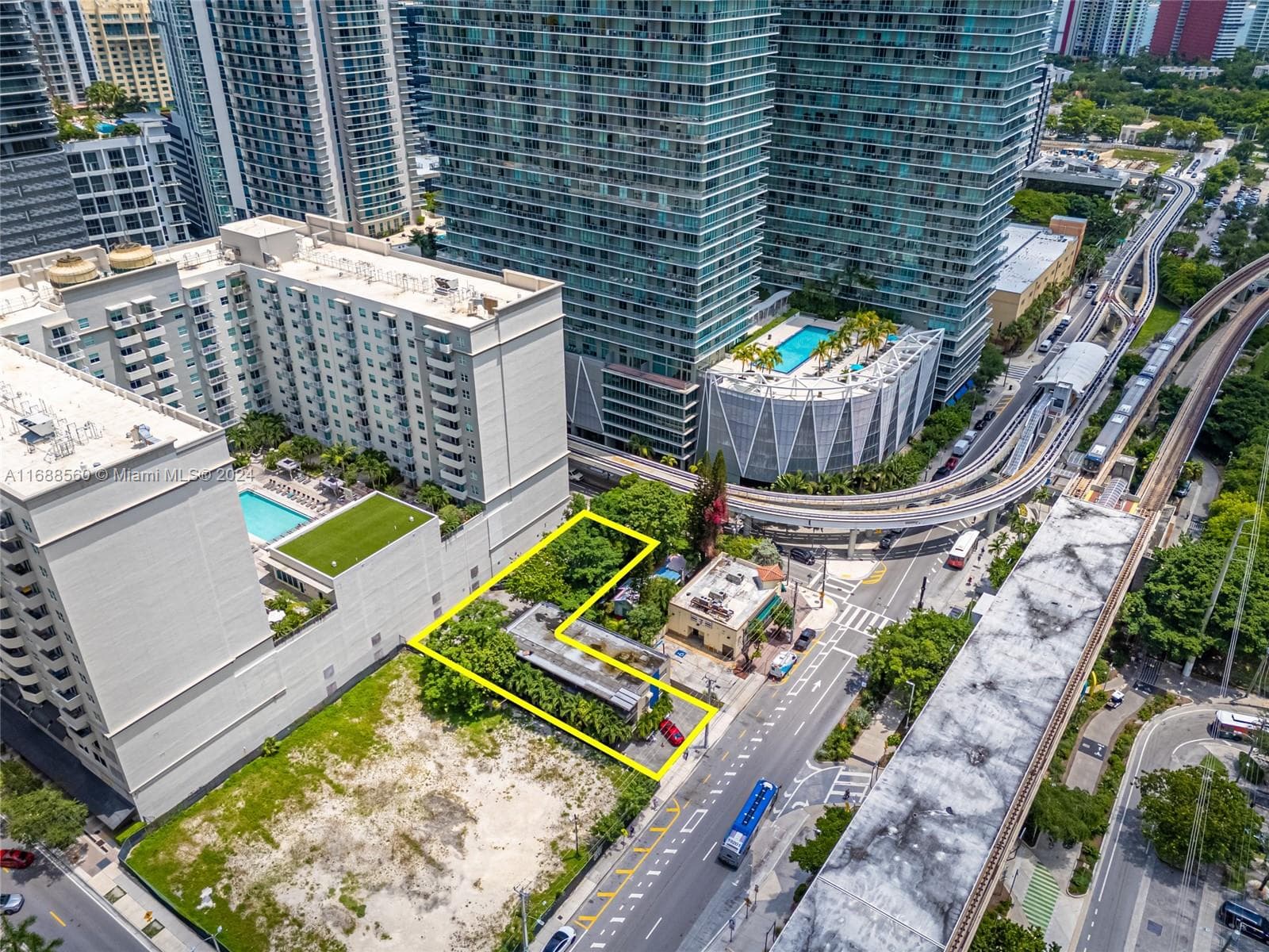 75 SW 11th St, Miami FL 33130 — 8