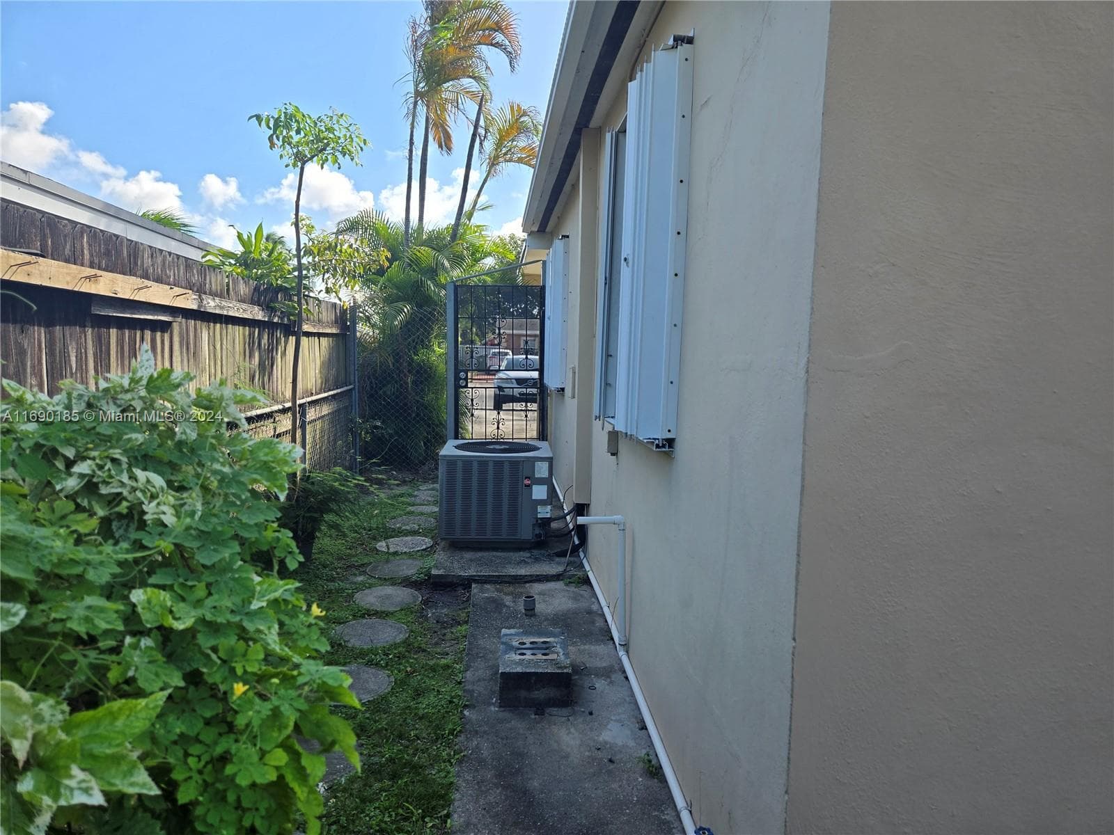 961 E 32nd St, Hialeah FL 33013 — 26
