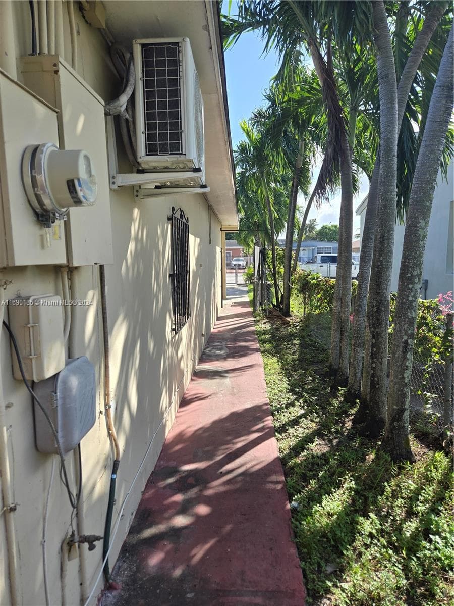 961 E 32nd St, Hialeah FL 33013 — 29