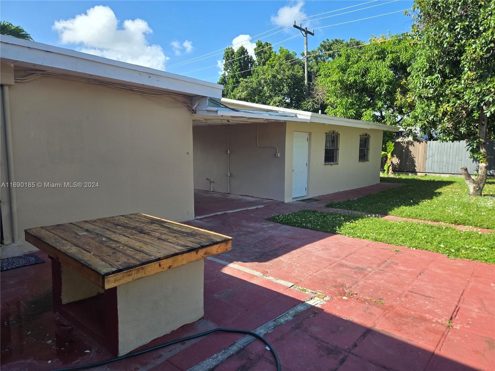 961 E 32nd St, Hialeah FL 33013 — 25