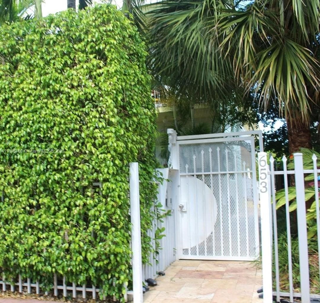 653 Michigan Ave # 4, Miami Beach FL 33139 — 2