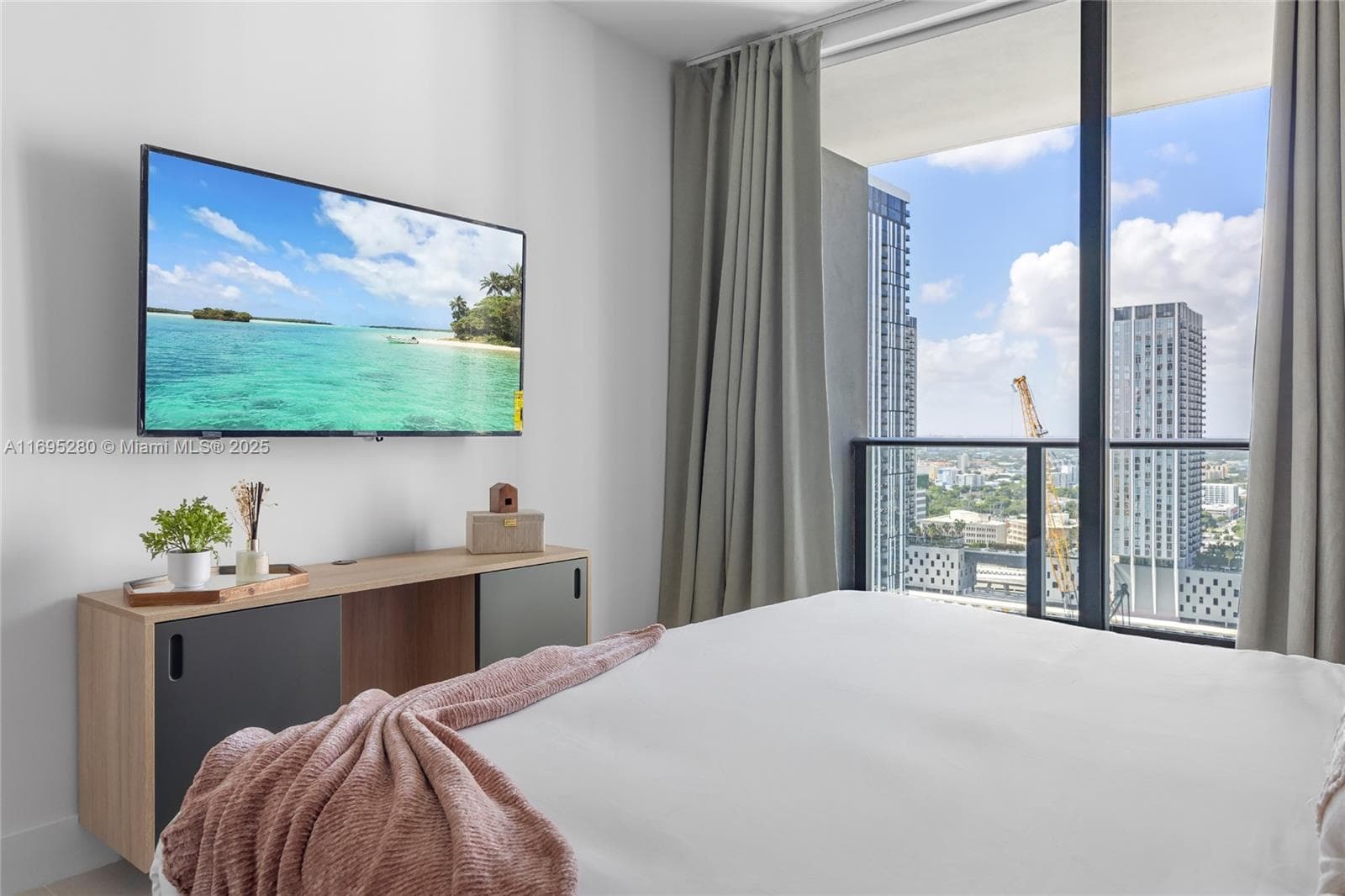 159 NE 6TH ST # 2704, Miami FL 33132 — 16