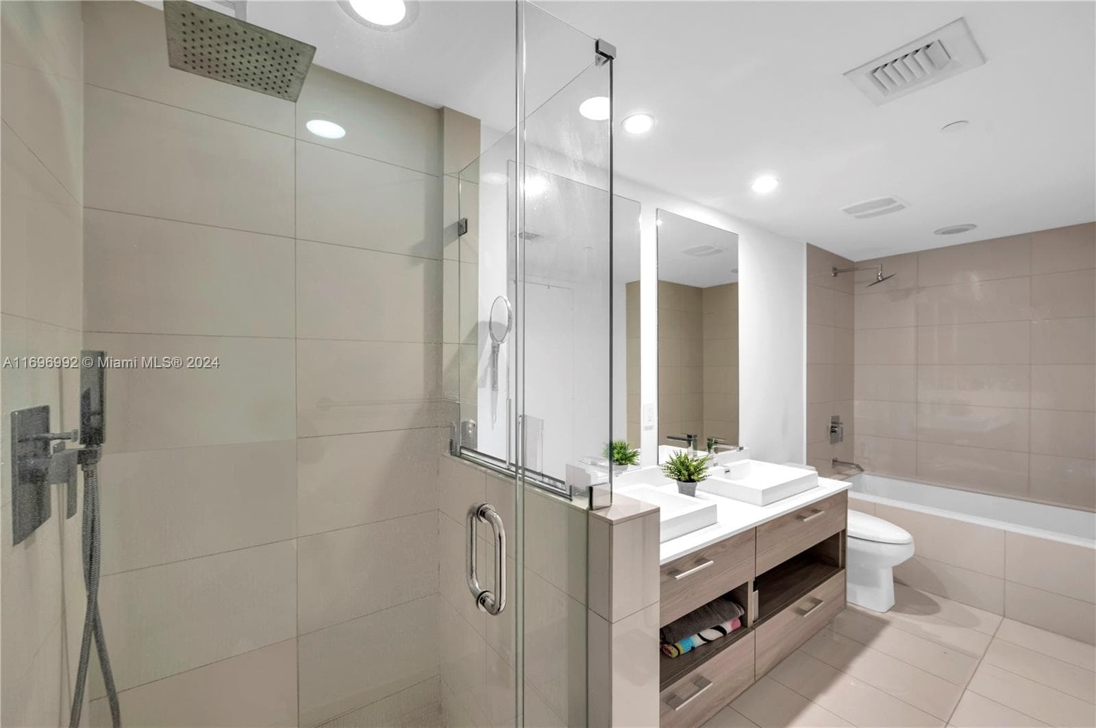 1300 S Miami Ave # 3704, Miami FL 33130 — 23