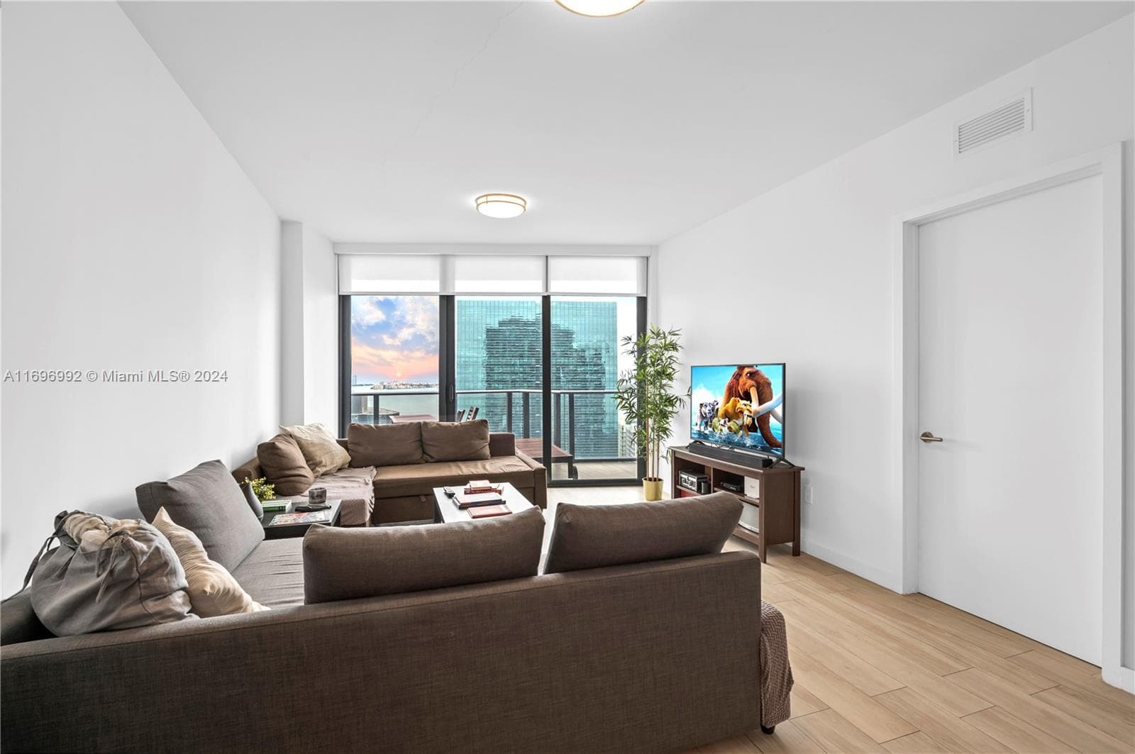 1300 S Miami Ave # 3704, Miami FL 33130 — 27