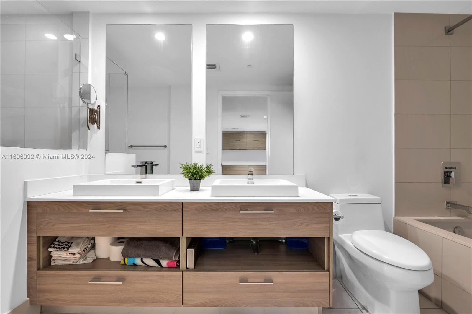 1300 S Miami Ave # 3704, Miami FL 33130 — 24