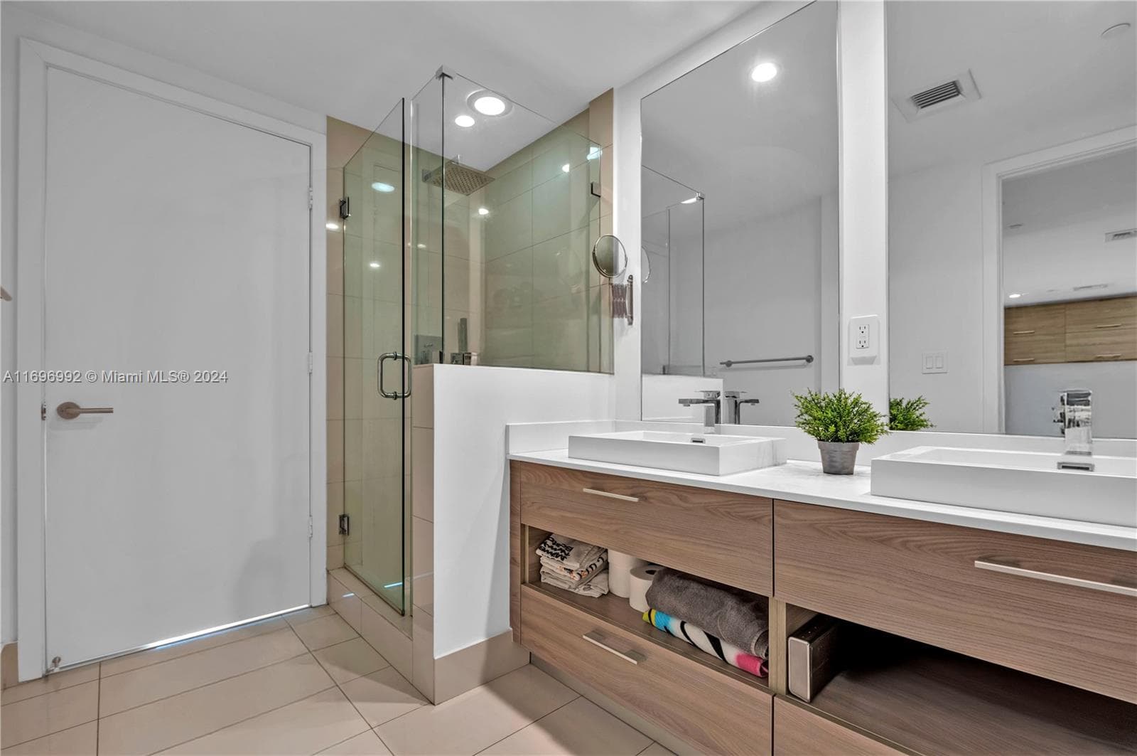 1300 S Miami Ave # 3704, Miami FL 33130 — 25