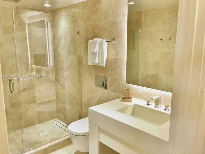 102 24th St # 1421, Miami Beach FL 33139 — 32