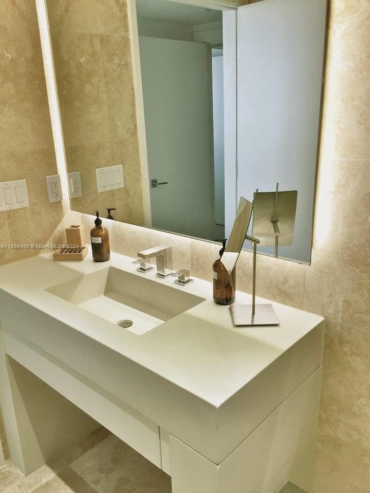 102 24th St # 1421, Miami Beach FL 33139 — 28