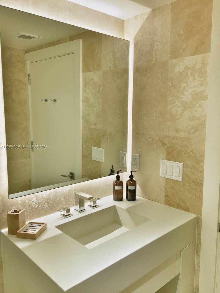 102 24th St # 1421, Miami Beach FL 33139 — 33