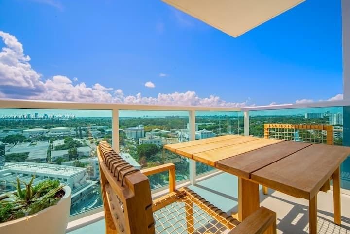 102 24th St # 1421, Miami Beach FL 33139 — 21