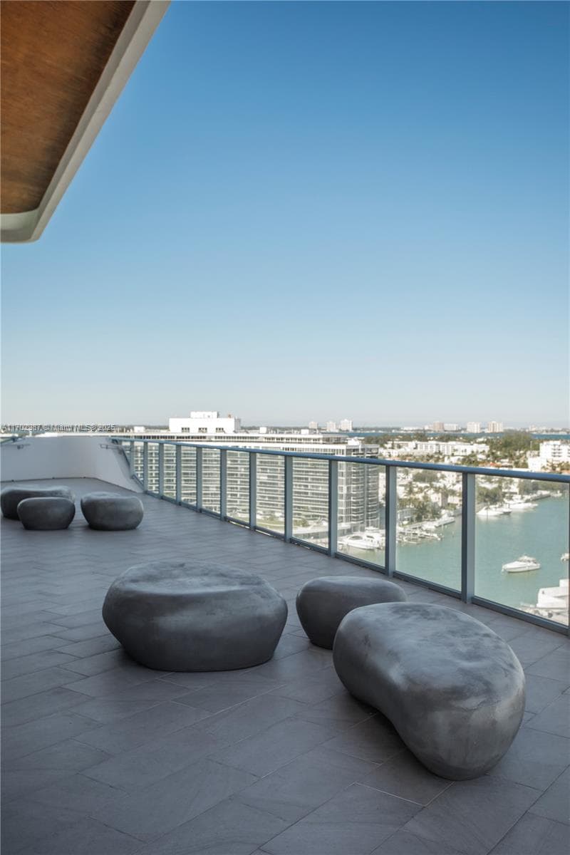 6800 Indian Creek Dr, Miami Beach FL 33141 — 32