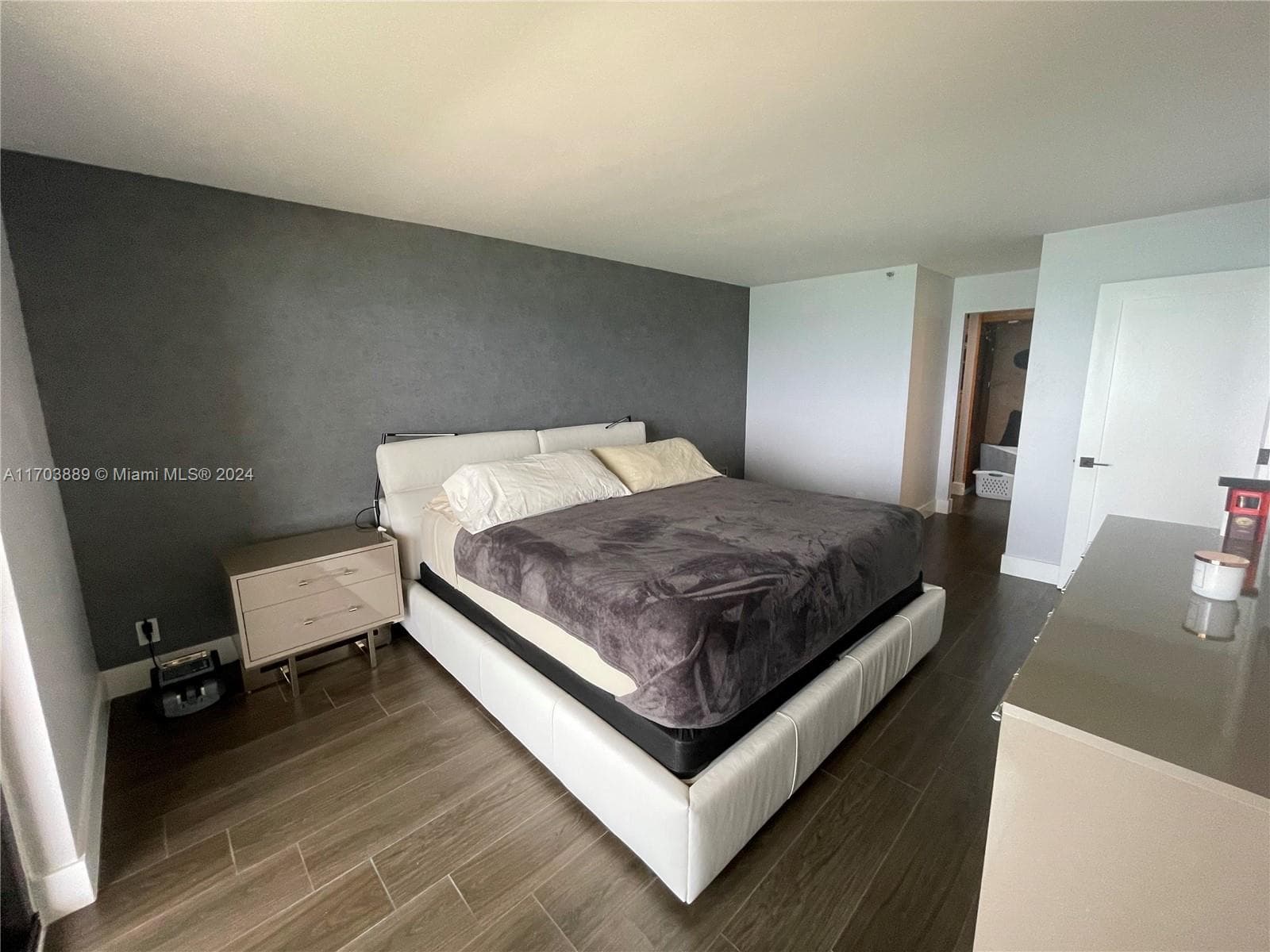 2555 Collins Ave # 1409, Miami Beach FL 33140 — 32