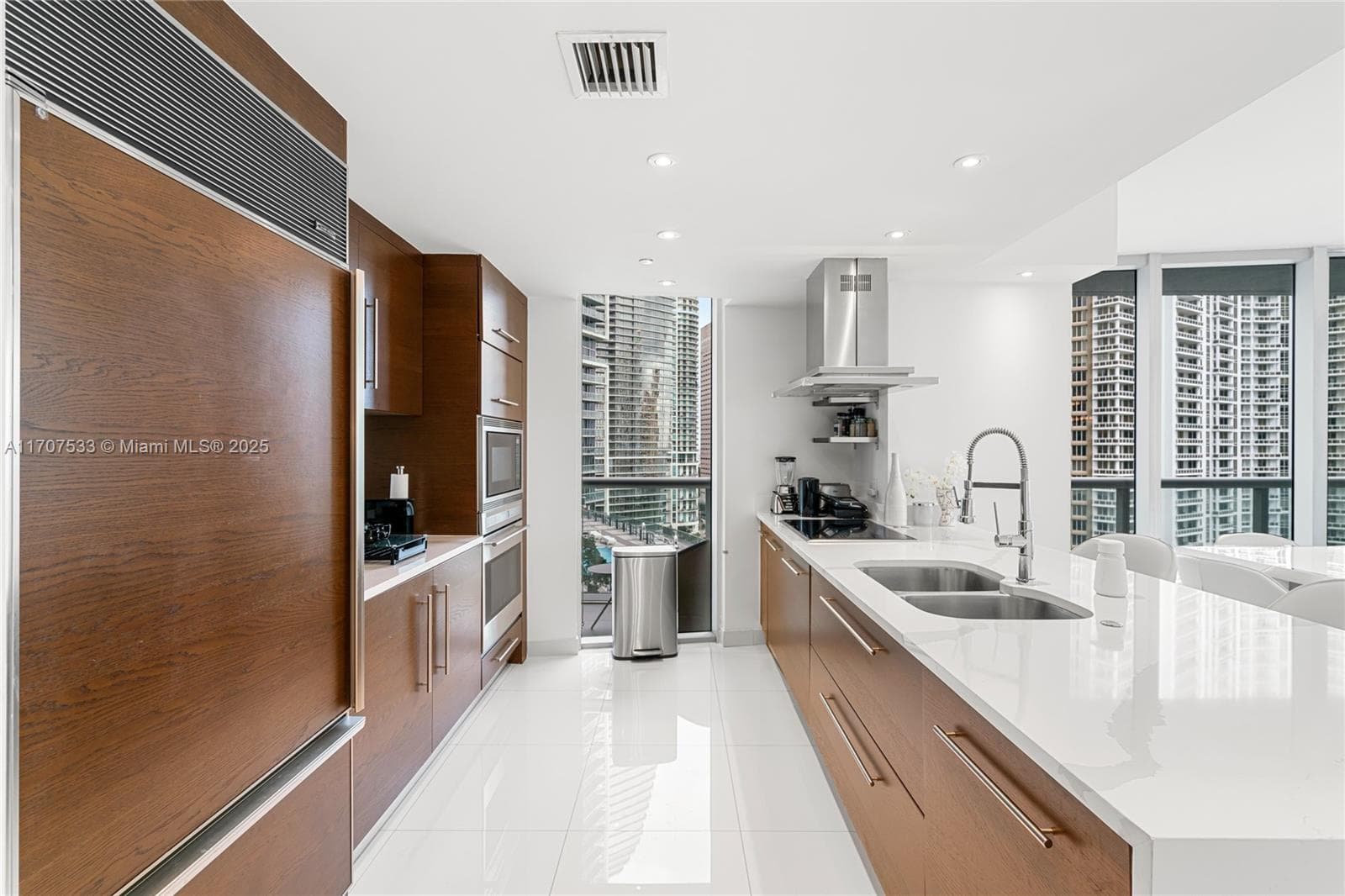 495 Brickell Ave # 1702, Miami FL 33131 — 17