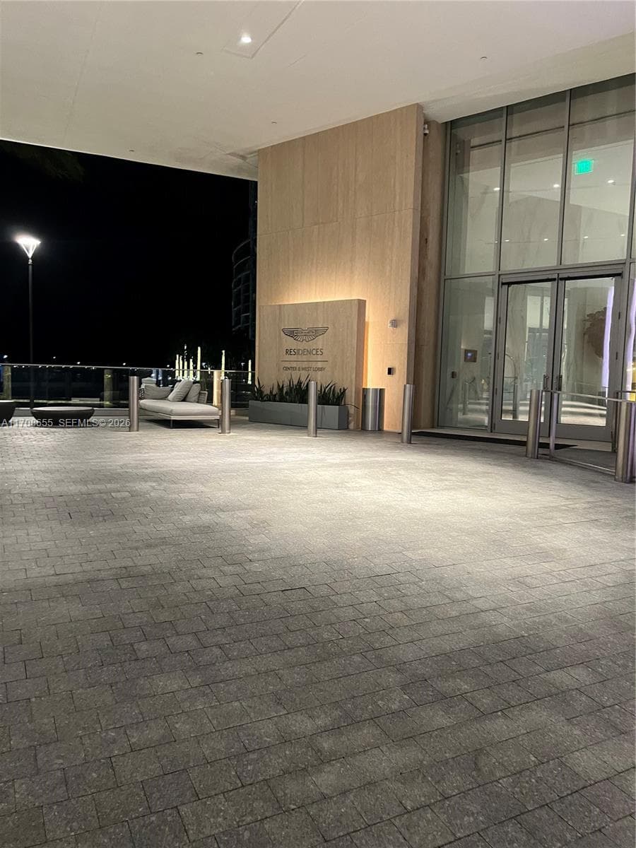 300 Biscayne Blvd Way # 4703, Miami FL 33131 — 90