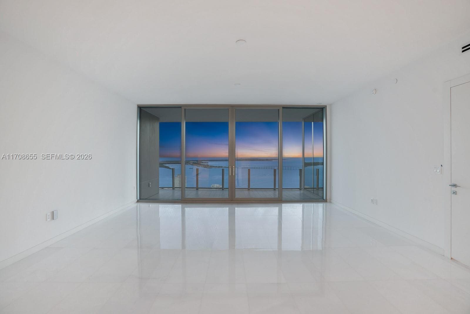 300 Biscayne Blvd Way # 4703, Miami FL 33131 — 33